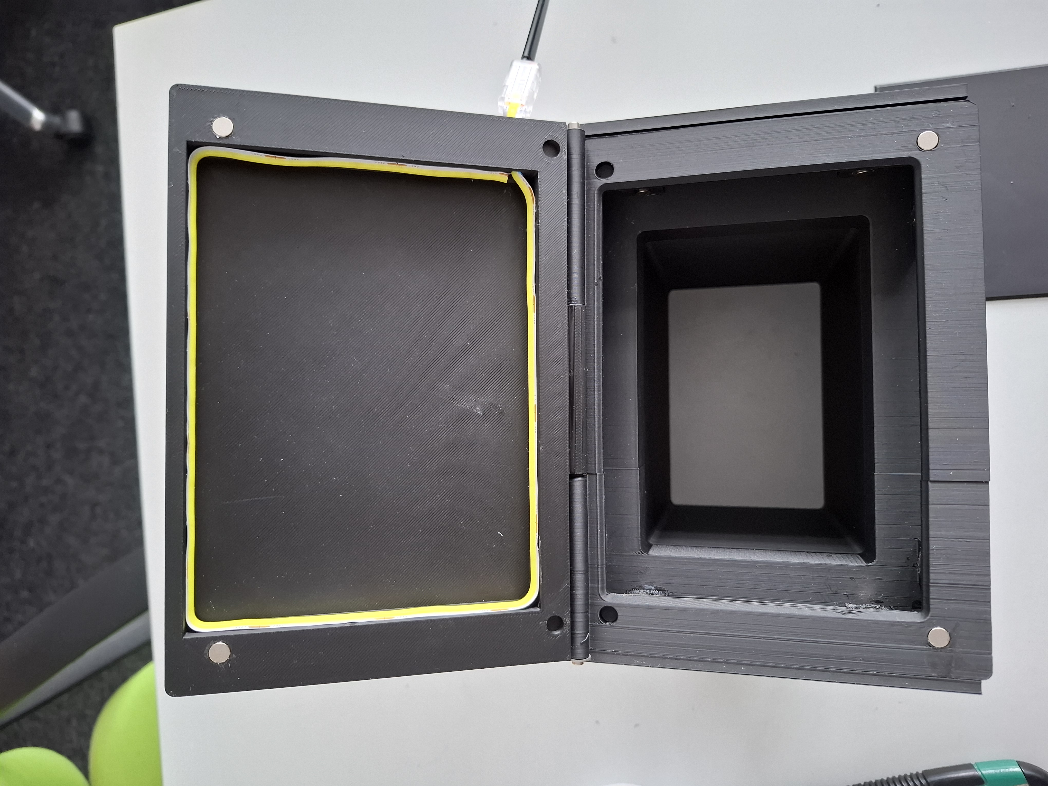 Sample mount with white light lid